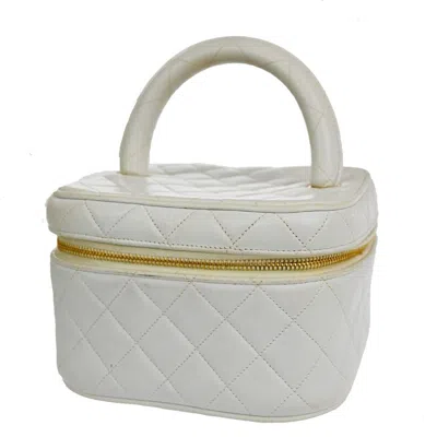 Pre-owned Chanel Matelassé White Leather Clutch Bag ()