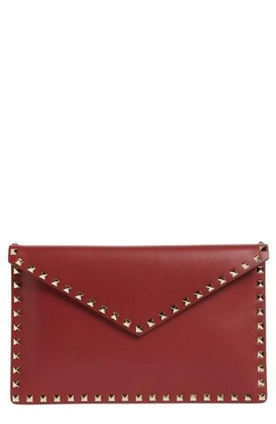 Valentino Garavani Rockstud Leather Envelope Pouch - Burgundy In Dark Red