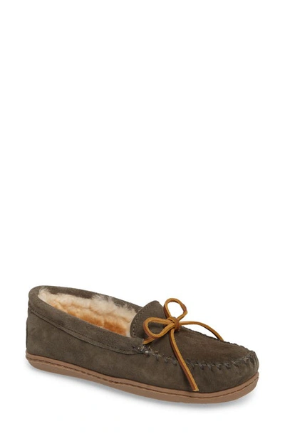 Minnetonka Sheepskin Hard Moccasin Slipper In Gray