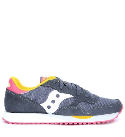 Saucony Dxn Trainer Trainers In Anthracite Grey And Pink Suede In Grigio