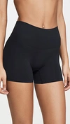 YUMMIE SEAMLESSLY SHAPED ULTRALIGHT NYLON SHORTS BLACK,YUMMI30168