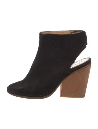 Pre-owned A Detacher Suede Boots In Black