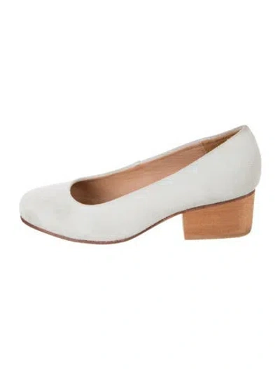 Pre-owned A Detacher Suede Pumps In White