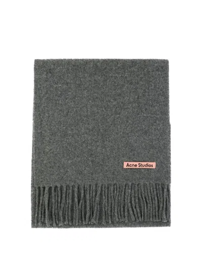 Acne Studios Canada Logo-detailed Fringed Cashmere Scarf In Grey