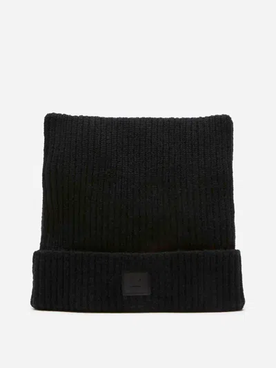 Acne Studios Ribbed Face-patch Beanie Hat In Gray