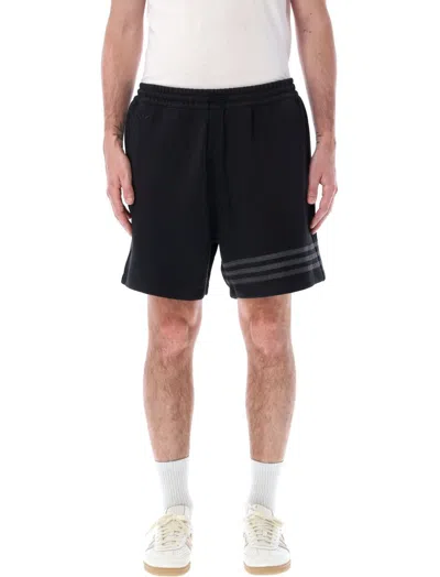 Adidas Originals Neoclassics 三条纹运动短裤 In Schwarz