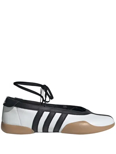 Adidas Originals Taekwondo Dancers In Bianco
