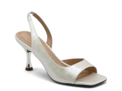 Adrienne Vittadini Jake Sandal In White