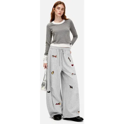 Aelfric Eden Embroidery Dog Baggy Barrel Sweatpants In Gray