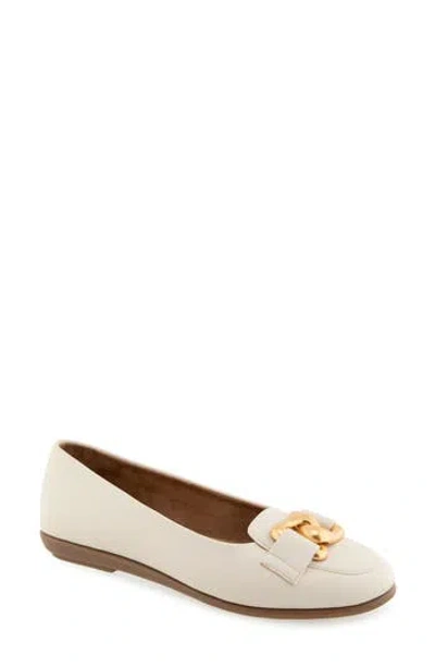Aerosoles Bell Chain Bit Flat In Eggnog Faux Leather