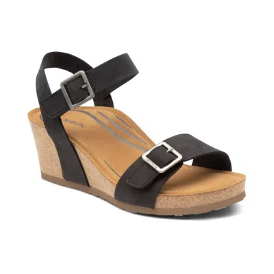 AETREX LEXA QUARTER STRAP WEDGE SANDAL IN BLACK