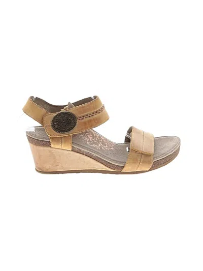 Pre-owned Aetrex Wedges In Tan