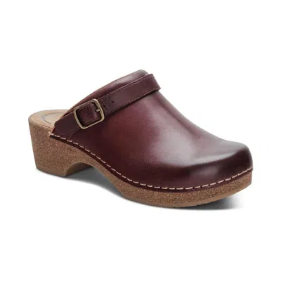 Aetrex Women's Beckie Cork Clog With Convertible Sling Back In Burgundy In White