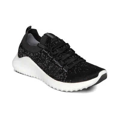 AETREX WOMEN'S CARLY SNEAKER IN BLACK