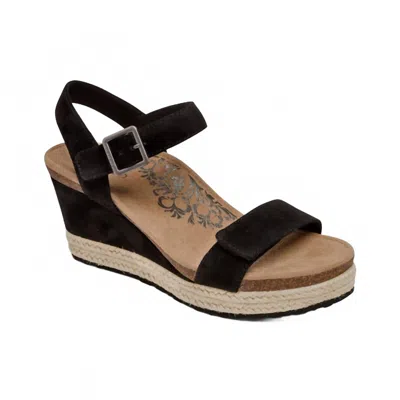 AETREX WOMEN'S SYDNEY WEDGE SANDALS IN BLACK