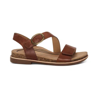 AETREX WOMEN'S TAMARA ADJUSTABLE LOW HEEL SANDAL IN WALNUT