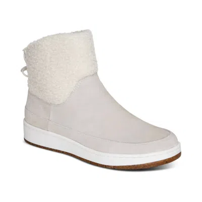 Aetrex Women's Winnie Winter Boot In Winter White In Beige