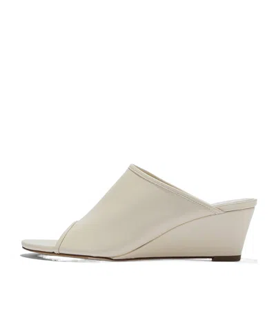 Aeyde Solid Color Wedge Heeled Sandals In Nude