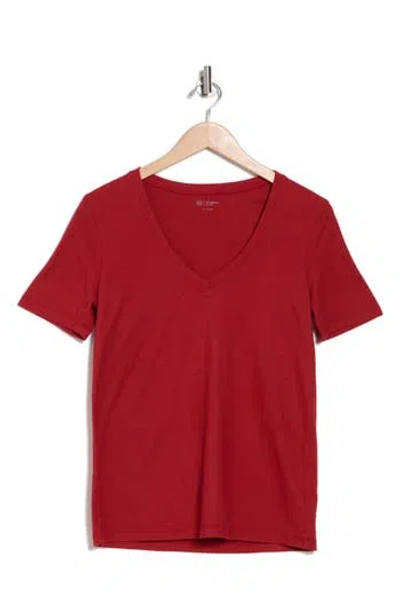 Ag Classic Fit V-neck T-shirt In Sangria