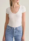 Agolde Short Sleeve Rib Bodysuit In White In Multi