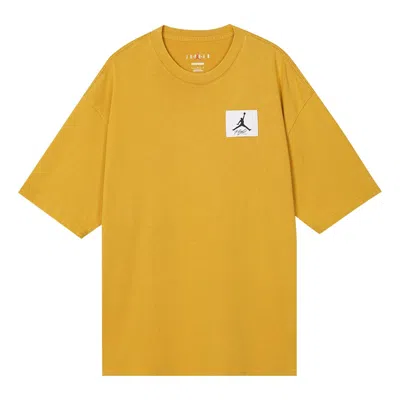 AIR JORDAN MEN'S AIR JORDAN FW22 LOGO LABEL LOOSE ROUND NECK SHORT SLEEVE YELLOW T-SHIRT