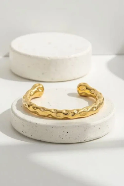 Akalia Elegant Waterproof Textured Gold Cuff Bracelet For Timeless Style