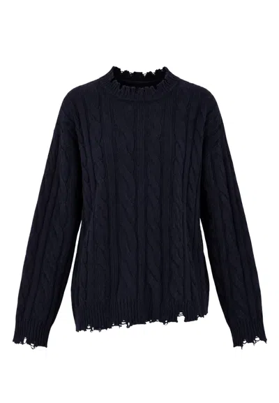Akep Crew Pullover  On The Ground In Black