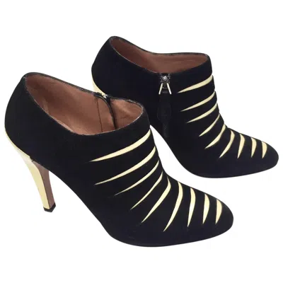Pre-owned Alaïa Alaia Black And Creme Suede Ankle Boots