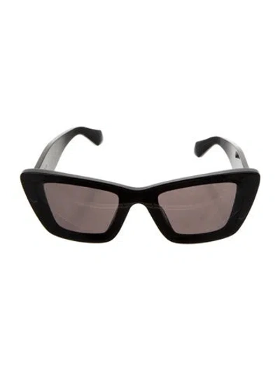 Pre-owned Alaïa Cat-eye Tinted Sunglasses In Black