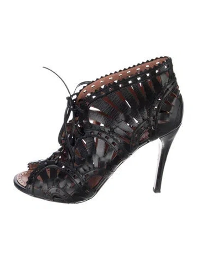 Pre-owned Alaïa Leather Lasercut Accents Pumps In Black