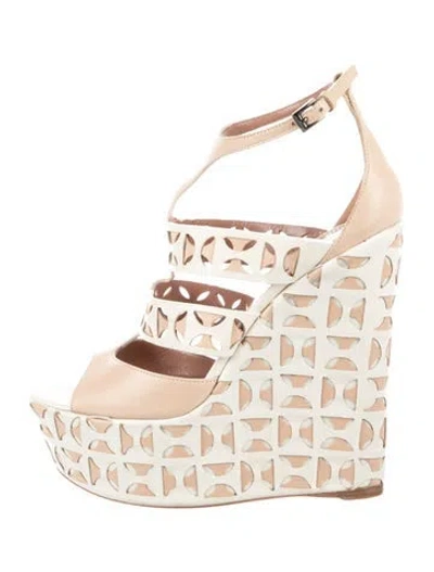 Pre-owned Alaïa Leather Patterned Pumps In White
