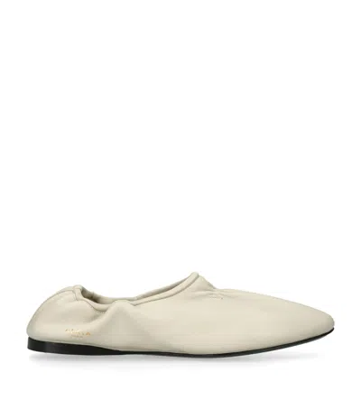 Alaïa Leather Scrunched Ballet Flats In Sand