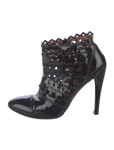 Pre-owned Alaïa Patent Leather Lasercut Accents Pumps In Black