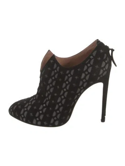 Pre-owned Alaïa Suede Lasercut Accents Pumps In Black