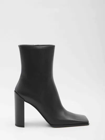 ALAÏA ALAIA WOMEN SQUARE-TOE ANKLE BOOTS