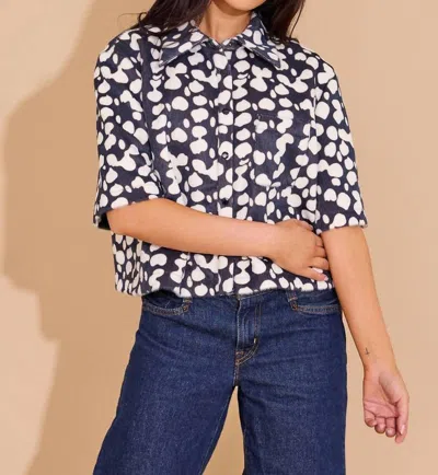 Alden Adair Remi Crop Button-down Top In Stingray In Blue