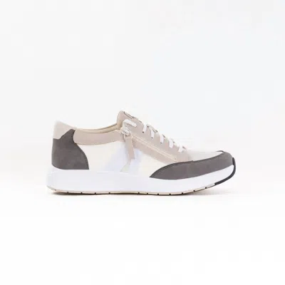 Alegria Women's Eazeer Sneaker In Parchment In Beige