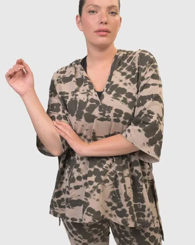 Alembika Inhale Hooded Hi-lo Top In Stone Tie-dye In Multi