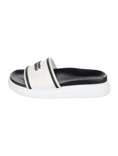 Pre-owned Alexander Mcqueen 633908 Graphic Print Slides In White