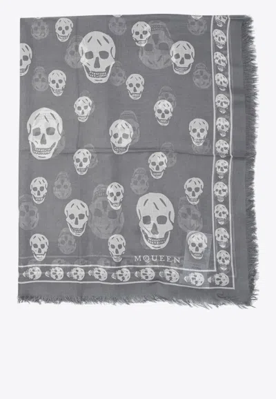 Alexander Mcqueen All-over Skulls Frayed Scarf In Gray