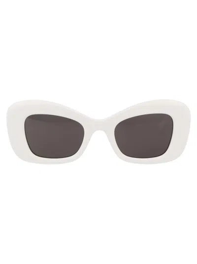 Alexander Mcqueen Am0434s Sunglasses In 005 White White Grey