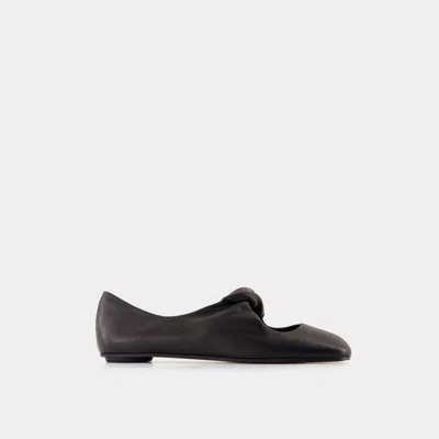 Alexander Mcqueen Twist Detailing Ballet Flats In Black