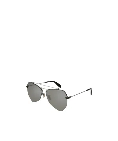 Alexander Mcqueen Black Logo Detail Sunglasses In Gray