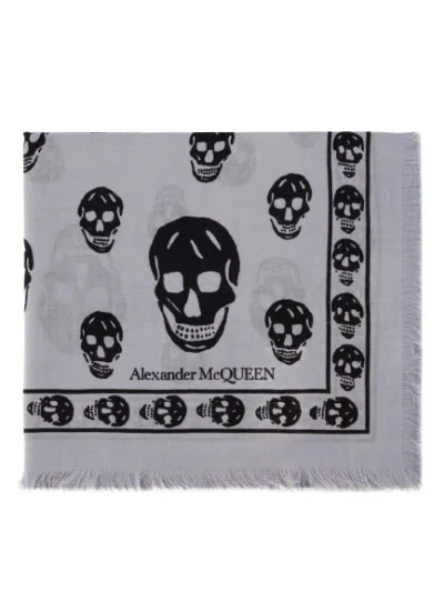 Alexander Mcqueen Ca Skull 104x120 Scarf In Multicoloured
