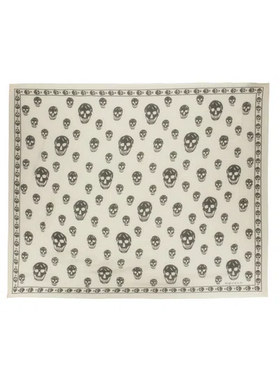 Alexander Mcqueen Classic Skull Foulard In Neutral