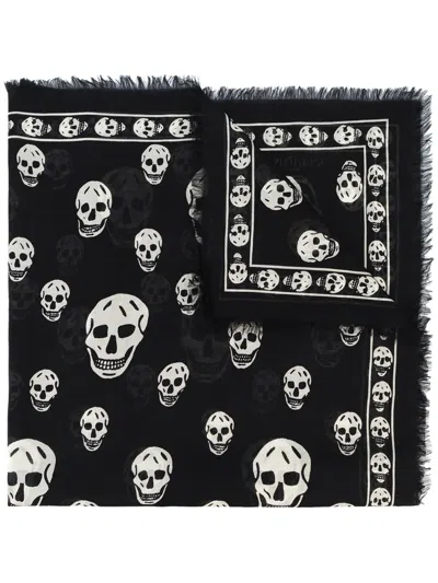 Alexander Mcqueen Fringed Skull Print Rectangular Scarf In Black