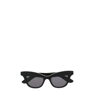 Alexander Mcqueen Eyewear Cat-eye Frame Sunglasses In Black