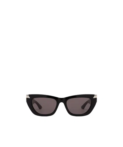 Alexander Mcqueen Eyewear Cat-eye Frame Sunglasses In Black