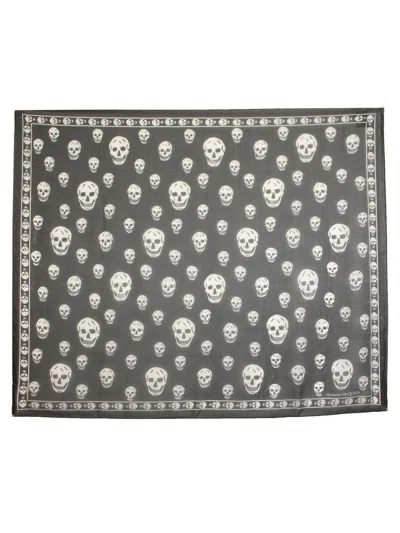 Alexander Mcqueen Foulard Skull Classico In Pink