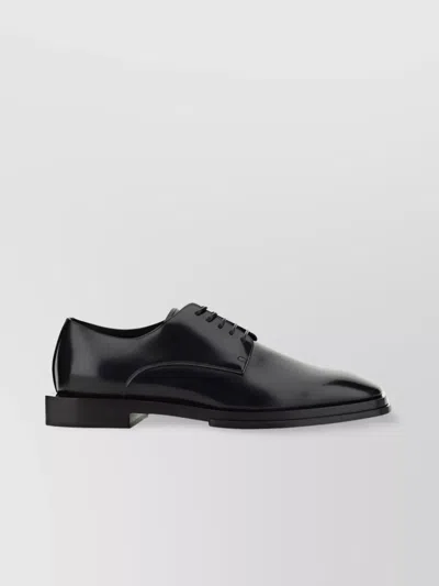 ALEXANDER MCQUEEN GLOSSY PATENT LEATHER LACE-UP SHOES